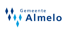 Logo Gemeente Almelo, drie lichtblauwe en drie donderblauwe ruitjes met in het blauw gemeente Almelo geschreven